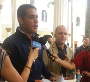 Diputado Olivares denuncia que Gobierno importó medicinas con sobreprecio