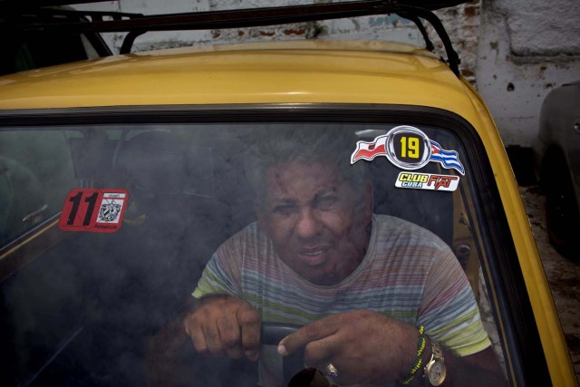 Evilio Aguilar posa con su Fiat Polski 126p en un garaje en La Habana, Cuba, el 10 de agosto de 2016. Se estima que unos 10.000 Polski están registrados en Cuba, según los aficionados. Aunque muchos están fuera de servicios, varios miles zumban por las carreteras cubanas. (AP Foto/Ramón Espinosa)