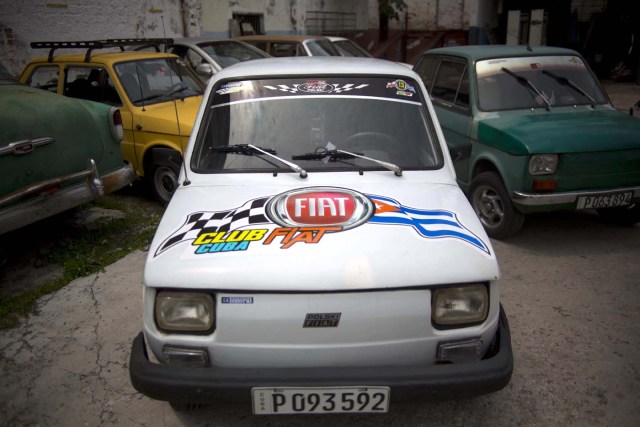 Un Fiat Polski 126p, del Club Fiat Cuba, en un garaje en La Habana, Cuba, el 10 de agosto de 2016. El humilde auto polaco de dos cilindros y puerta trasera, el Fiat 126p fue olvidado por la mayoría de la gente después de la caída del muro de Berlín. Décadas después, este carro cariñosamente conocido en la isla como Polski, vive una nueva época en Cuba. (AP Foto/Ramón Espinosa)