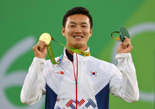 2016 Rio Olympics - Archery - Victory Ceremony - Men's Individual Victory Ceremony - Sambodromo - Rio de Janeiro, Brazil - 12/08/2016. Ku Bon-Chan (KOR) of South Korea poses with his gold medal. REUTERS/Leonhard Foeger  FOR EDITORIAL USE ONLY. NOT FOR SALE FOR MARKETING OR ADVERTISING CAMPAIGNS.