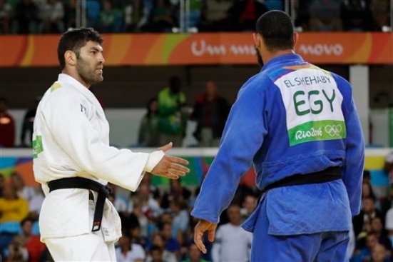 El egipcio Islam El Shehaby, azul, se niega a estrechar la mano del israelí Or Sasson después de perder su duelo en las competencias en los 100 kilogramos del judo en los Juegos Olímpicos de Río de Janeiro, Brasil, el viernes 12 de agosto de 2016. (AP Foto/Markus Schreiber)