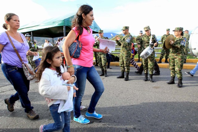COL01. SAN ANTONIO (VENEZUELA), 13/08/2016.- Venezolanos atraviesan el puente internacional Simón Bolívar, frontera entre Colombia y Venezuela, hoy sábado 13 de agosto de 2016, hacia Colombia en San Antonio (Venezuela). Alrededor de 20.000 ciudadanos de Venezuela ingresaron hoy a Colombia durante las primeras cinco horas en las que permaneció abierta la frontera entre ambos países que llevaba casi un año cerrada, informaron fuentes oficiales. EFE/MAURICIO DUEÑAS CASTAÑEDA