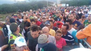 Miles de venezolanos pasaron a Cúcuta para comprar comida y medicinas
