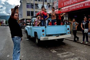 Vehículos particulares hacen de transporte público en Táchira por reducción del horario laboral