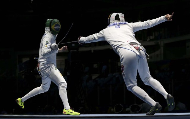 2016 Rio Olympics - Fencing - Preliminary - Men's Epee Team Table of 16 - Carioca Arena 3 - Rio de Janeiro, Brazil - 14/08/2016. Guilherme Melaragno (BRA) of Brazil competes with Ruben Limardo (VEN) of Venezuela. REUTERS/Issei Kato FOR EDITORIAL USE ONLY. NOT FOR SALE FOR MARKETING OR ADVERTISING CAMPAIGNS.