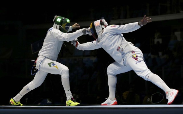 2016 Rio Olympics - Fencing - Preliminary - Men's Epee Team Table of 16 - Carioca Arena 3 - Rio de Janeiro, Brazil - 14/08/2016. Nicolas Ferreira (BRA) of Brazil competes with Francisco Limardo (VEN) of Venezuela. REUTERS/Issei Kato FOR EDITORIAL USE ONLY. NOT FOR SALE FOR MARKETING OR ADVERTISING CAMPAIGNS.