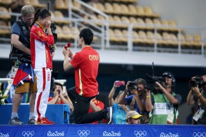 Una plata y una petición de matrimonio para la china He en Río 2016 (Fotos)