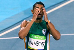 Oro y récord del mundo para sudafricano Wayde Van Niekerk en 400 metros