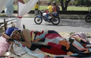 Colombianos celebran en hamacas y camas rodantes el Día de la Pereza