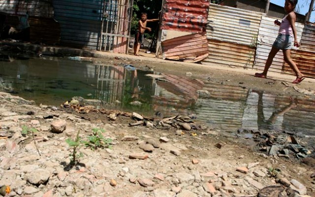 MARACAIBO VENEZUELA 22/06/2011 TRABAJO SOBRE EL PROBLEMA DE AGUAS NEGRAS QUE SUFRE EL BARRIO CUJICITO QUIENES ESTAN INMERSOS EN CALLES DE AGUAS NEGRAS Y SUS VIVIENDAS SUFREN EL MAL OLOR Y PROBLEMAS SANITARIOS QUE ESTO GENERA EN LA GRAFICA SE OBSERVAN IMAGENES DEL PROBLEMA DE AGUAS NEGRAS EN EL BARRIO CUJICITO. Foto: La Verdad