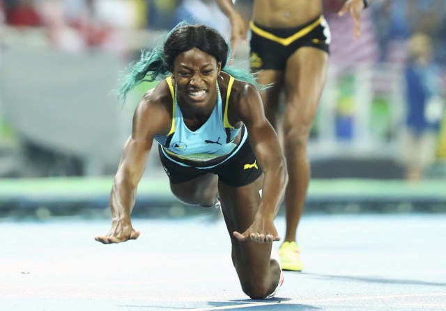 2016 Rio Olympics - Athletics - Final - Women's 400m Final - Olympic Stadium - Rio de Janeiro, Brazil - 15/08/2016. Shaunae Miller (BAH) of Bahamas dives over the finish line to win gold. REUTERS/Lucy Nicholson FOR EDITORIAL USE ONLY. NOT FOR SALE FOR MARKETING OR ADVERTISING CAMPAIGNS.