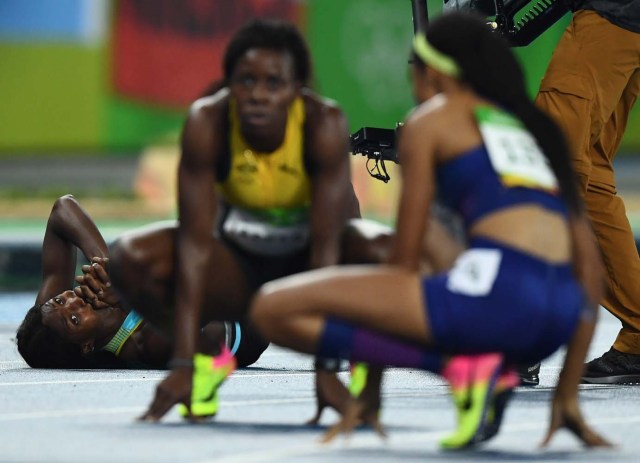 2016 Rio Olympics - Athletics - Final - Women's 400m Final - Olympic Stadium - Rio de Janeiro, Brazil - 15/08/2016.Shaunae Miller (BAH) of Bahamas lies on the track after finishing first REUTERS/Dylan Martinez FOR EDITORIAL USE ONLY. NOT FOR SALE FOR MARKETING OR ADVERTISING CAMPAIGNS.