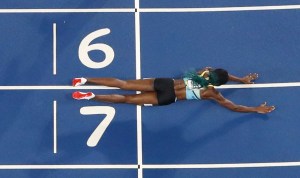 Gana oro en los 400 metros lanzándose sobre la meta #Rio2016 (fotos)