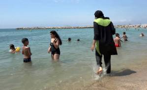 Otro alcalde francés prohíbe el burkini en sus playas