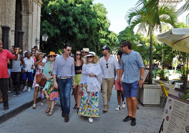 HAB302 LA HABANA (CUBA), 16/08/2016.- La cantante y compositora Madonna (c) camina hoy, martes 16 de agosto del 2016, por una calle de La Habana Vieja en Cuba. Madonna, que hoy cumple 58 años, celebró el día con un paseo por las pintorescas calles del lugar, que también recorrió a bordo de uno de los clásicos coches de época que circulan por la ciudad, conocidos como "almendrones". EFE/ STRINGER