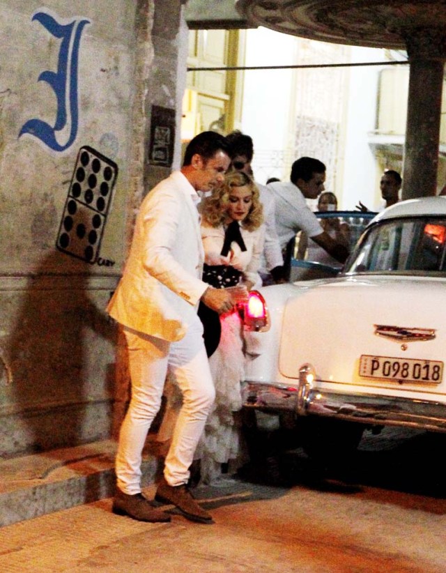 HAB103 LA HABANA (CUBA), 16/08/2016.- La cantante y compositora Madonna (d) llega hoy, martes 16 de agosto del 2016, al restaurante "La Guarida" en La Habana (Cuba). Madonna, que hoy cumple 58 años, celebró el día con un paseo por las pintorescas calles del lugar, que también recorrió a bordo de uno de los clásicos coches de época que circulan por la ciudad, conocidos como "almendrones". EFE/ Ernesto Mastrascusa