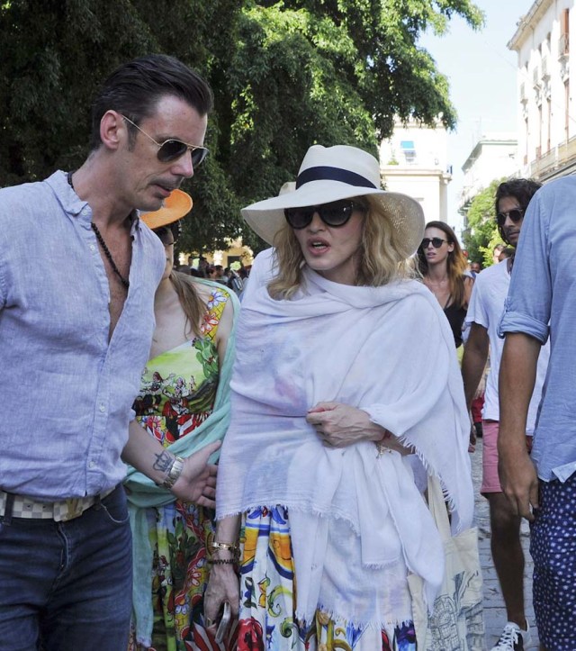 HAB20 LA HABANA (CUBA), 16/08/2016.- La cantante y compositora Madonna (d) camina hoy, martes 16 de agosto del 2016, por una calle de La Habana Vieja en Cuba. Madonna, que hoy cumple 58 años, celebró el día con un paseo por las pintorescas calles del lugar, que también recorrió a bordo de uno de los clásicos coches de época que circulan por la ciudad, conocidos como "almendrones". EFE/ STRINGER