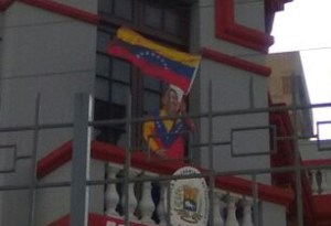 El Chávez de cartón se fue a Lima para no ver la “cargada” que han puesto en Venezuela (FOTO)
