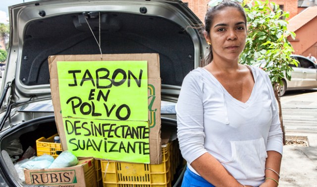 Dayana Figueroa, de 29 años, es enfermera pero vende en una calle de Caraca. VLADIMIR MARCANO