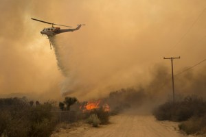 Controlan parte del incendio en California que provoca tornados de fuego