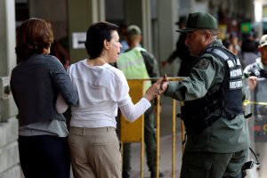 Madre de López entró al Palacio de Justicia tras ser agredida por GNB