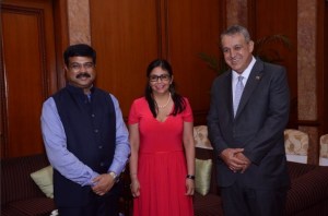 Ministro de petróleo de India en reunión con Del Pino busca maneras de recuperar US$ 600 millones de Vzla