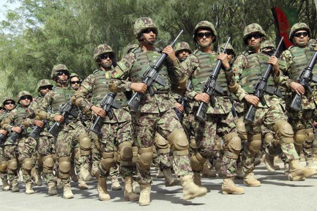 Foto: Oficiales de seguridad de Afganistán asisten a las celebraciones por el Día de la Independencia en Kandahar, Afganistán, hoy, 18 de agosto de 2016. Afganistán celebra el 97 aniversario de su desvinculación como colonia británica y su formación como estado independiente. EFE/Muhammad Sadiq