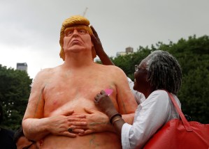 Un Trump desnudo, grasiento y con micropene estremece New York (FOTOS)