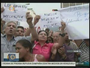 Familiares de pacientes psiquiátricos protestan frente al IVSS por riesgo de cierre