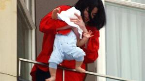 ¿Recuerdan al hijo que Michael Jackson mostró por su balcón? Así luce a sus 14 años