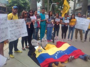 Primero Justicia protestó en Los Teques por grave situación de los hospitales