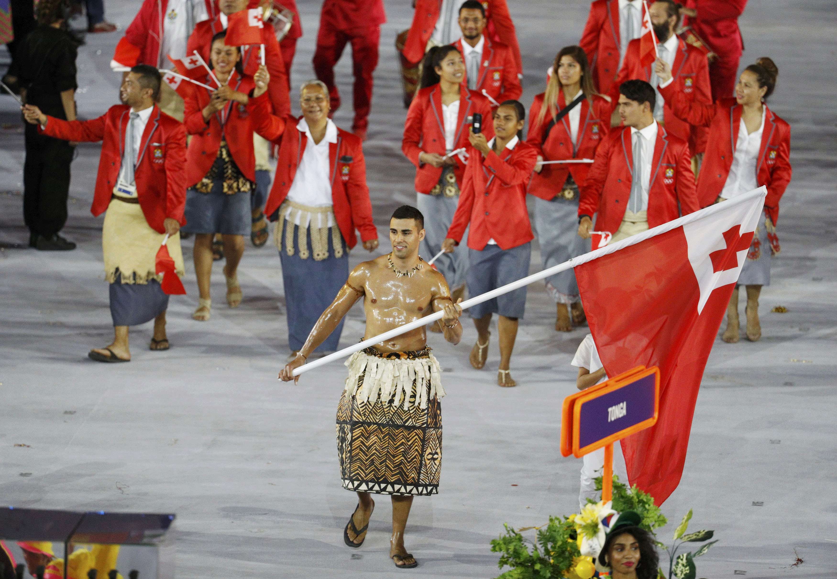 Entérate cómo le fue al abanderado “aceitado”  de Tonga en Rio 2016