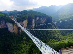Cierran en China el puente de vidrio más largo del mundo por gran afluencia