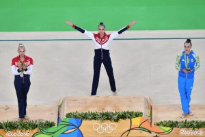 Rusa Margarita Mamun conquista oro individual en gimnasia rítmica en Río-2016