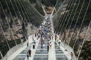 Inauguran el puente de vidrio más largo y más alto del mundo (FOTOS)