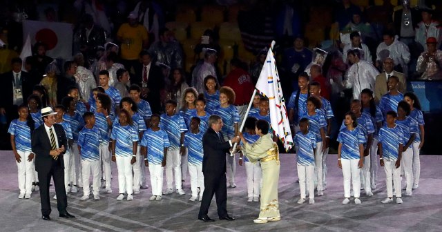 2016 Rio Olympics - Closing Ceremony - Maracana - Rio de Janeiro, Brazil - 21/08/2016. Tokyo governor Yuriko Koike accepts the Olympics flag from International Olympic Committee (IOC) president Thomas Bach as Rio de Janeiro mayor Eduardo Paes looks on. REUTERS/Yves Herman FOR EDITORIAL USE ONLY. NOT FOR SALE FOR MARKETING OR ADVERTISING CAMPAIGNS.