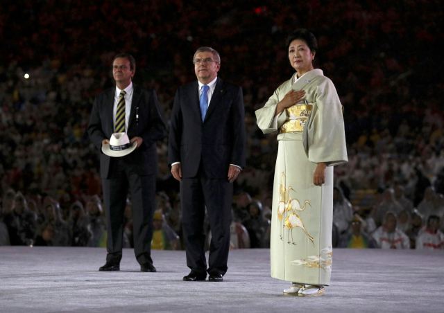 2016 Rio Olympics - Closing ceremony - Maracana - Rio de Janeiro, Brazil - 21/08/2016. Rio de Janeiro mayor Eduardo Paes, International Olympic Committee President Thomas Bach (L) and Tokyo governor Yuriko Koike are seen on stage. REUTERS/Stefan Wermuth FOR EDITORIAL USE ONLY. NOT FOR SALE FOR MARKETING OR ADVERTISING CAMPAIGNS.