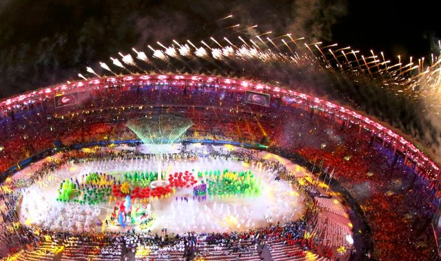 2016 Rio Olympics - Closing ceremony - Maracana - Rio de Janeiro, Brazil - 21/08/2016. Fireworks explode during the closing ceremony. REUTERS/Pawel Kopczynski FOR EDITORIAL USE ONLY. NOT FOR SALE FOR MARKETING OR ADVERTISING CAMPAIGNS.