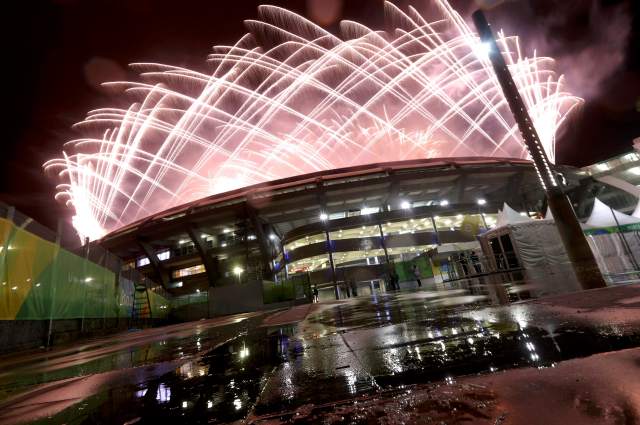 2016 Rio Olympics - Closing ceremony - Maracana - Rio de Janeiro, Brazil - 21/08/2016. Fireworks explode during the closing ceremony. REUTERS/Ricardo Moraes