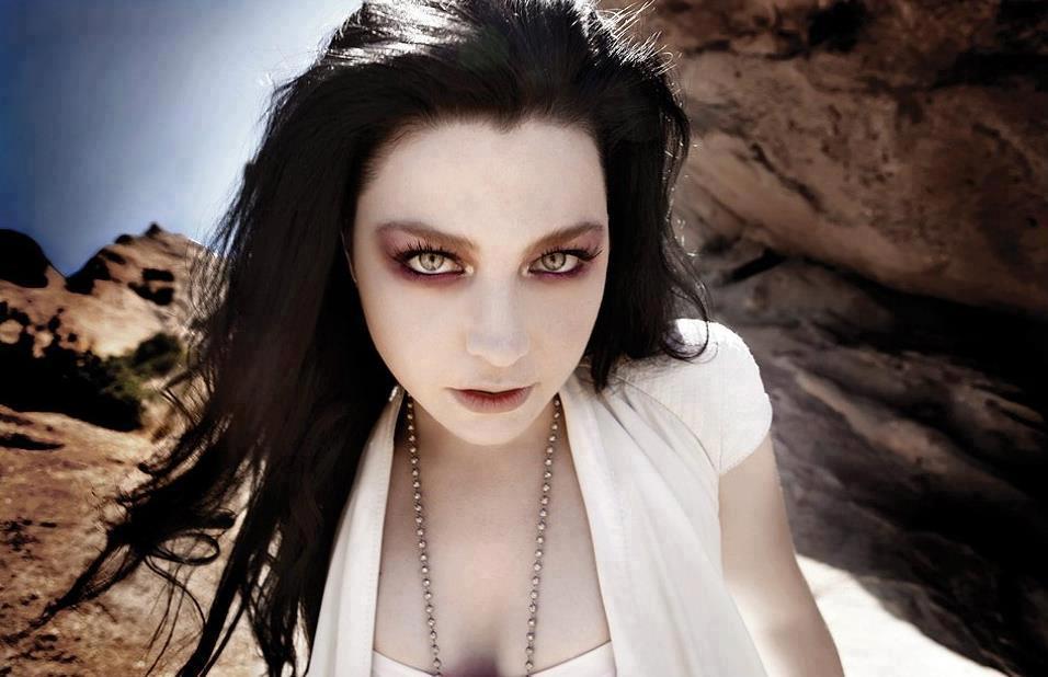 ¡De cantante de metal a estrella infantil! El radical cambio de la vocalista de “Evanescence”