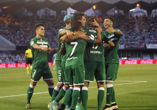Los jugadores del del Leganés celebran el primer gol marcado al Celta de Vigo durante el partido de la primera jornada de la Liga Santander que se juega esta tarde en el estadio de Balaídos, en Vigo. EFE