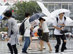 Cierran torre de control en aeropuerto Tokio por tifón Mindulle