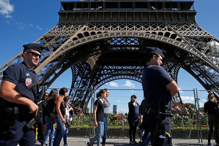 Responsables de turismo en París piden plan de rescate tras ataques que espantan a visitantes