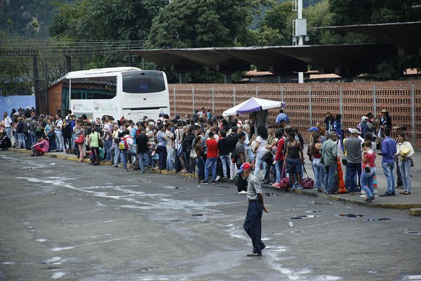 Largas colas en el Terminal de Pasajeros de San Cristóbal por la paralización de rutas interurbanas
