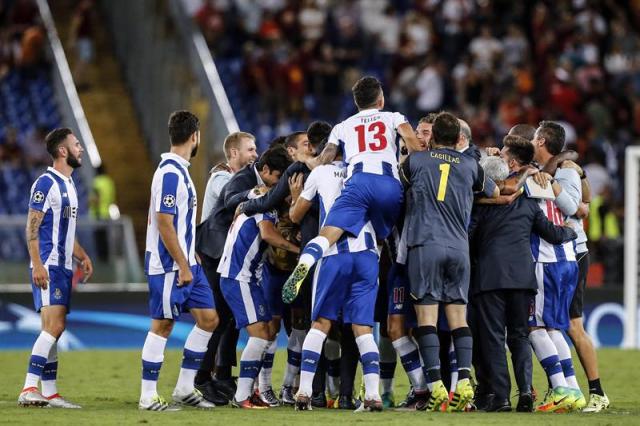 Jugadores de Porto celebran tras las acciones ante Roma hoy, 23 de agosto de 2016, durante un partido clasificatorio a la ronda de grupos de la Liga de Campeones de la UEFA en el Estadio Olímpico de Roma. EFE