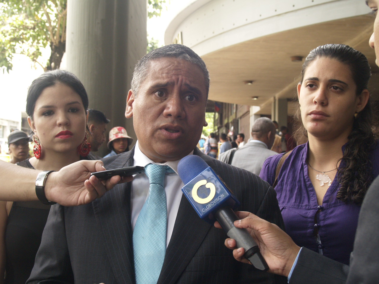 Denuncian que el Poder Judicial entorpece labores parlamentarias al no liberar al Diputado Renzo Prieto