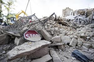 Rescatan a personas vivas bajo escombros horas después del sismo en Italia