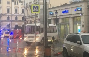 Un hombre toma rehenes en un banco en Moscú y amenaza con provocar explosión