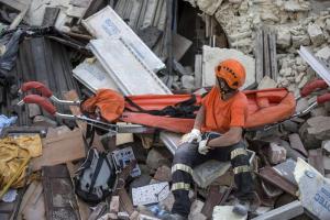 Asciende a 159 la cifra de muertos tras devastador terremoto en Italia