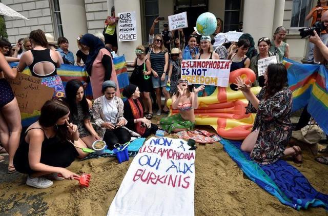 Un grupo de personas participa en una protesta bajo el lema 'Lleva lo que quieras' en el exterior de la embajada francesa en Londres. - EFE/Hannah Mckay